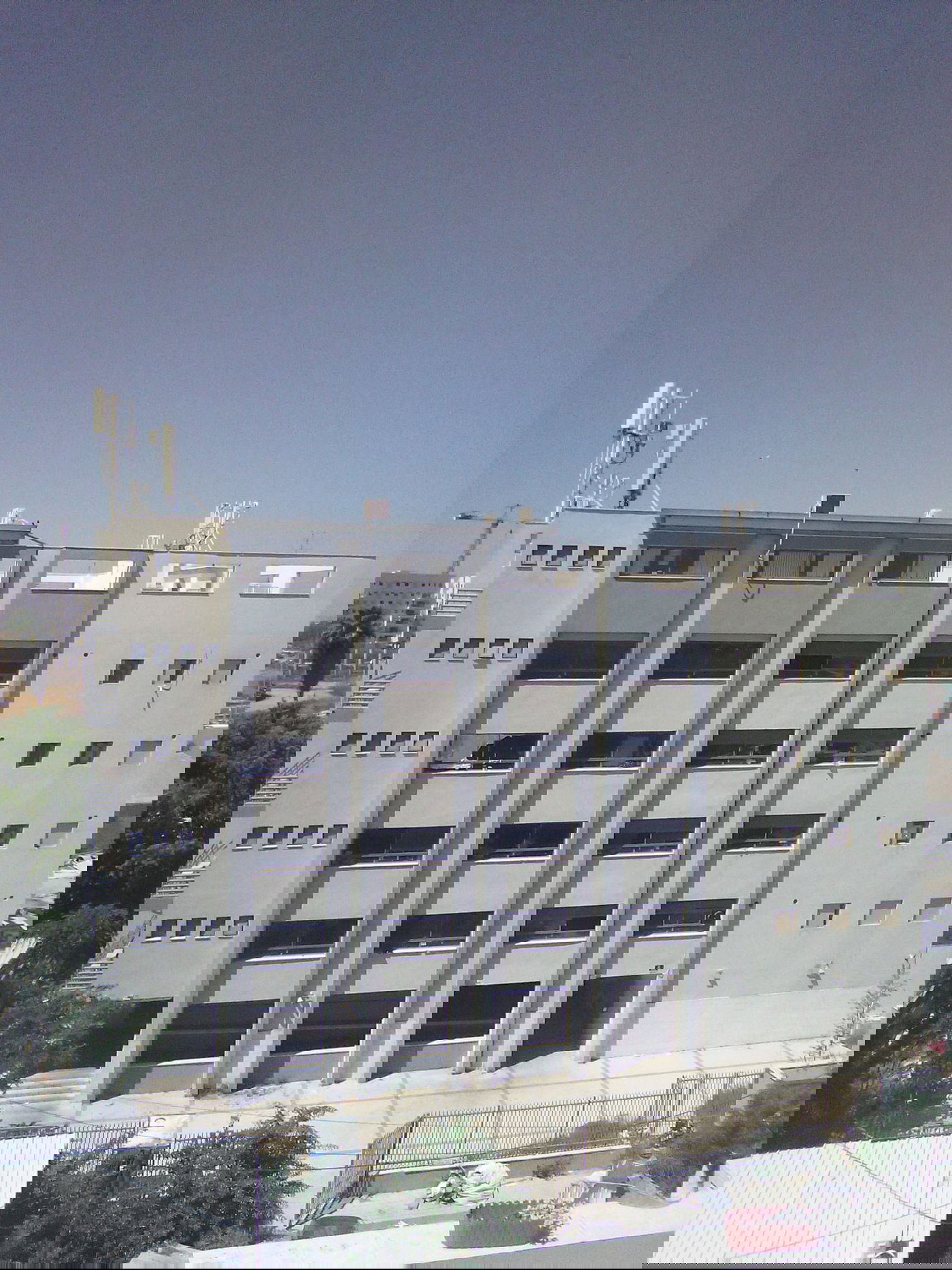 האנטנות שהוצבו על גג ישיבת בעלזא ברחוב נורוק בשכונת קרית הרצוג - בני ברק