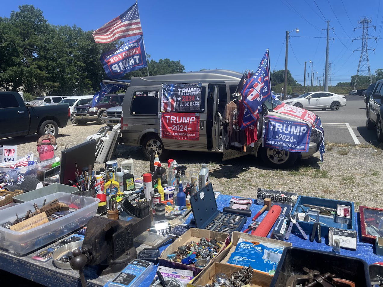 אוהד טראמפ מוכר כלי עבודה משומשים בשוק הפשפשים