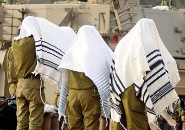 חיילים עטופים בטלית