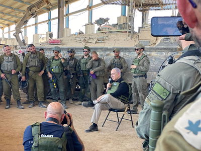 ראש הממשלה בנימין נתניהו בשיחה עם חיילי צה"ל בתוככי רפיח