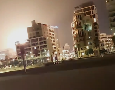 תיעוד דרמטי: הכטב"ם מגיע מכיוון הים - ומתפוצץ בתוך בניין