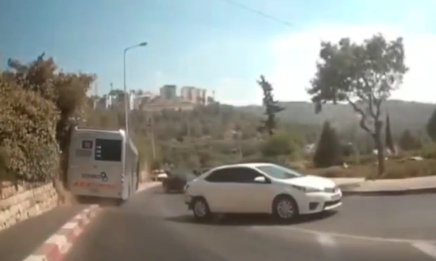 תאונה הזויה: הנהגים זזו הצידה בזמן שהאוטובוס הידרדר