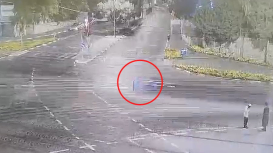 תיעוד מצלמות האבטחה מההתרחשות שקדמה לתאונה, והתאונה שנגרמה בעקבות מעשיו של החשוד