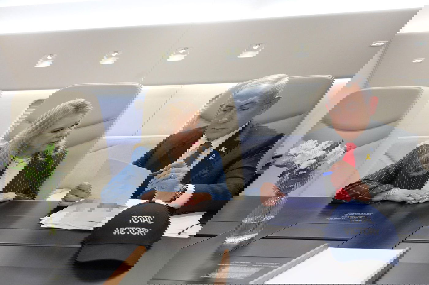 נתניהו ורעייתו שרה במטוס החדש