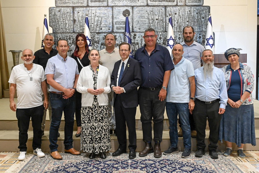 הנשיא עם משפחות שכולות