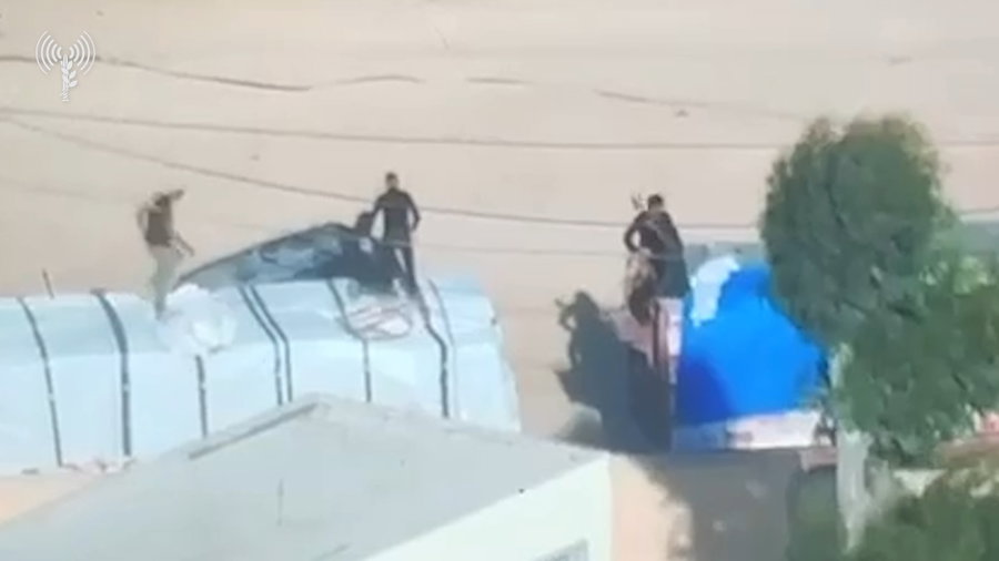 צפו: מחבלי חמאס מנסים להשתלט על המשאיות והסיוע ההומניטרי