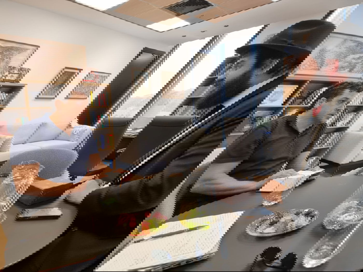 הרב מנחם מנדל קוטלרסקי עם שר התפוצות עמיחי שיקלי