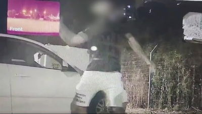 מוודא שלא צופים בו - ומנתץ את חלון ה'טסלה' של הרופא בבית החולים | צפו