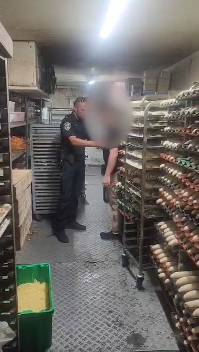 צפו: פלסטינים שב"חים התחבאו בתוך מקרר ליד בצק לחמניות - ונתפסו