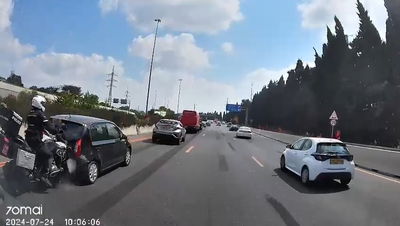 אופנוע משטרתי מתנגש ברכב פרטי