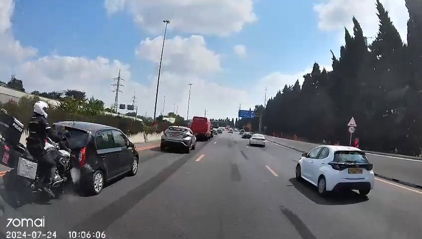 צפו בתאונה הוויראלית: שוטר תנועה מתנגש בעוצמה ברכב שלפניו