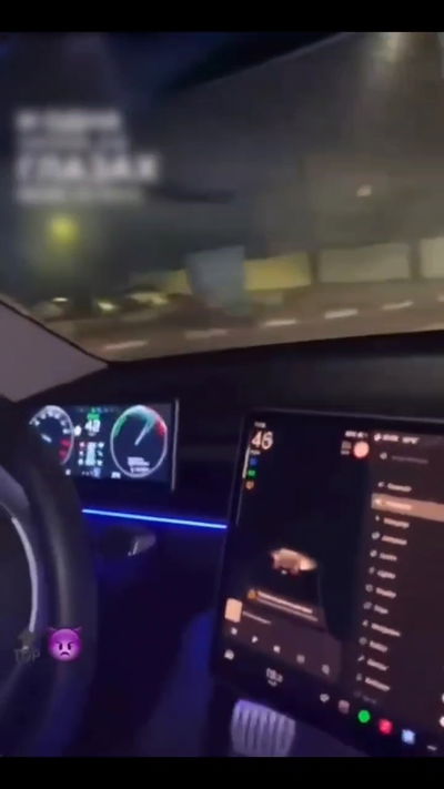 בן 14 תיעד את עצמו דוהר בטסלה של אביו - ונעצר • צפו