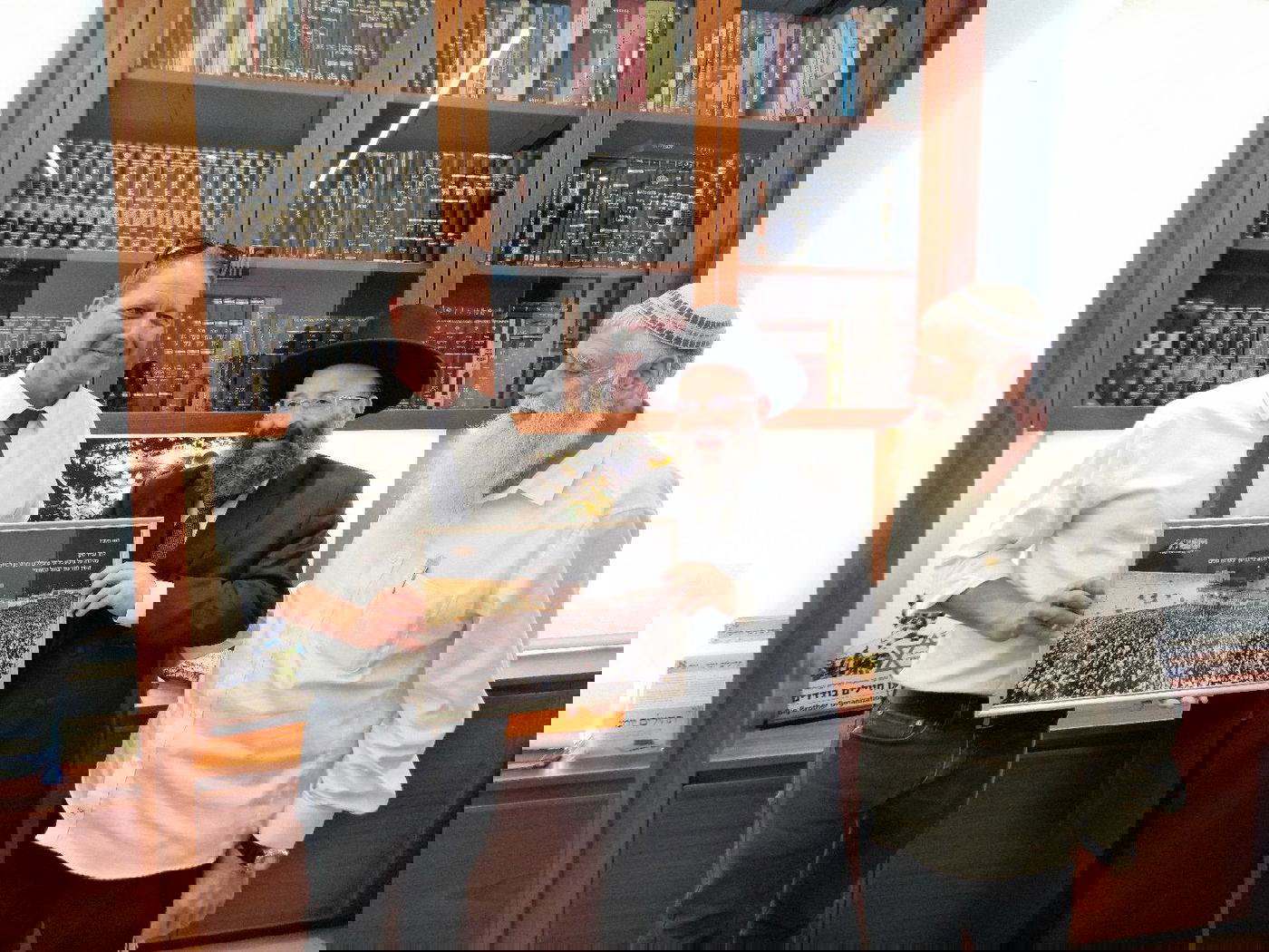 רב הכותל- הרב שמואל רבינוביץ עם מנכ"ל אגד