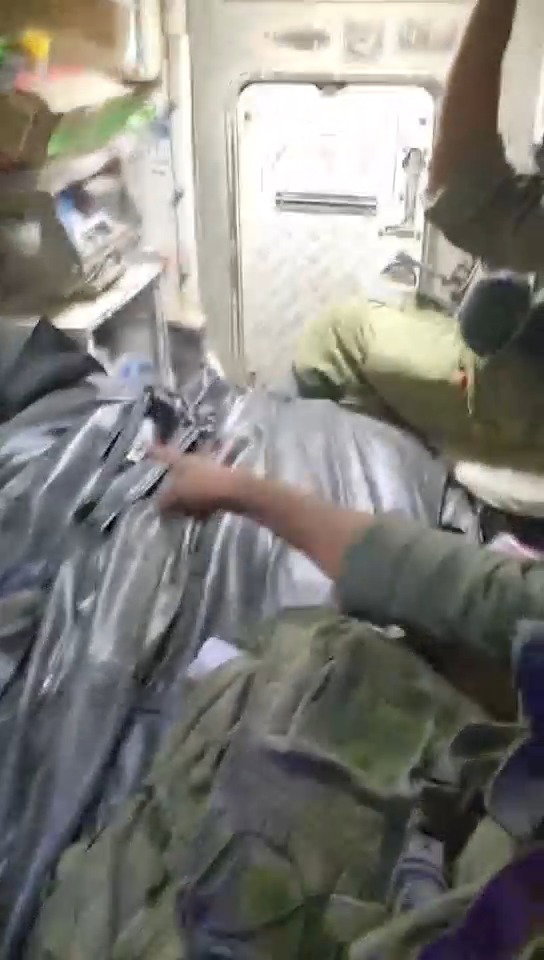 לוחם המילואים המודח, מצביע על גופות החטופים שחולצו מהרצועה