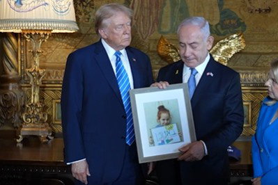 תמונתו של אריאל ביבס - וכובע "הניצחון המוחלט": נתניהו נפגש עם טראמפ בפלורידה