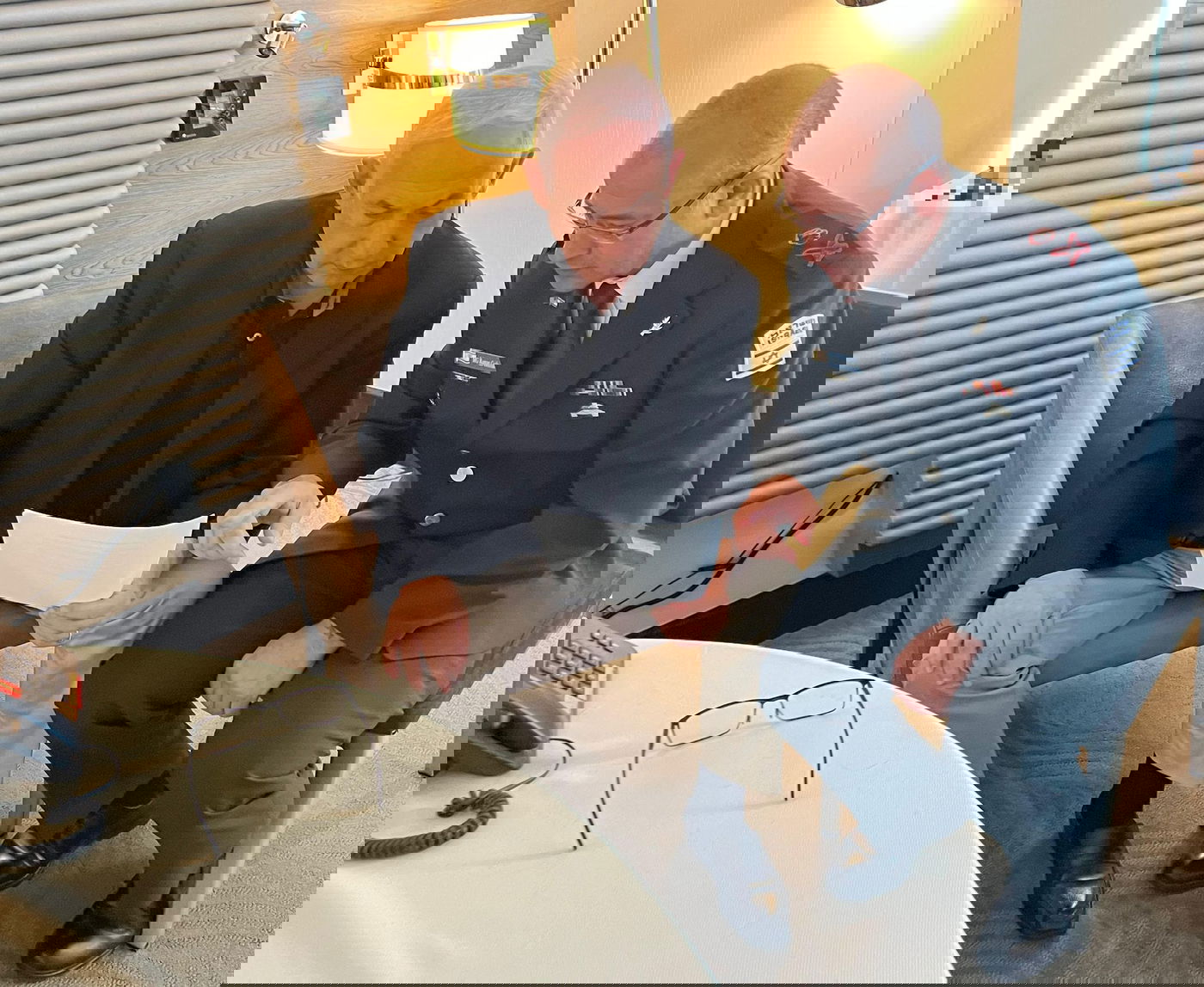 נתניהו בהתייעצות ראשונית עם מזכירו הצבאי, מיד לאחר האסון במג׳דל שמס