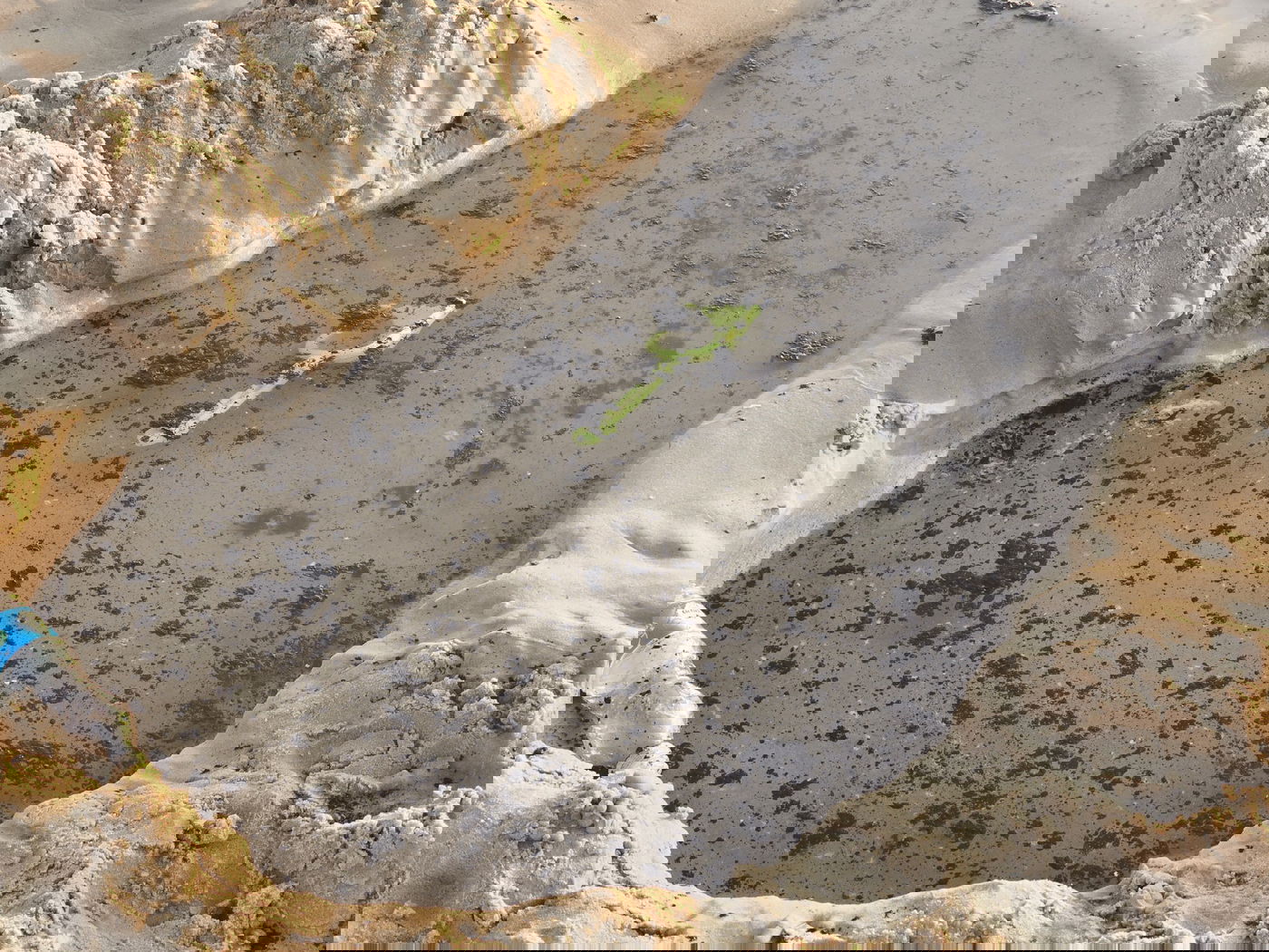 חבית הנפט בחוף אשדוד