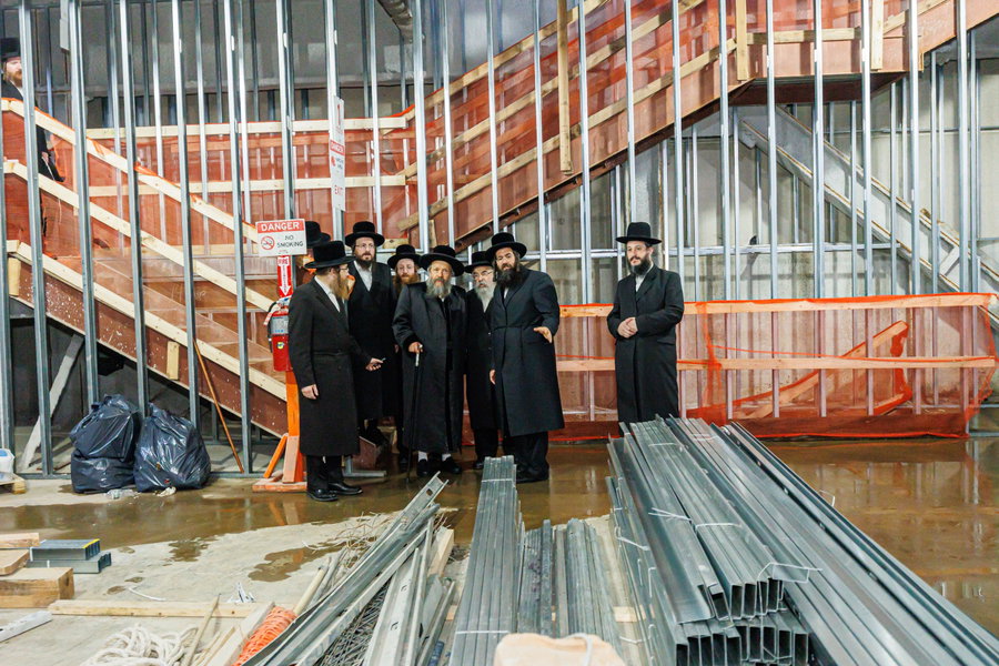 האדמו"ר מבאבוב 45 בסיור בשטח בית מדרשו ההולך ונשלם