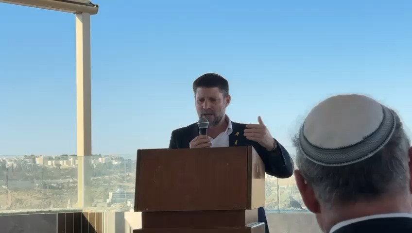 צפו בדברים