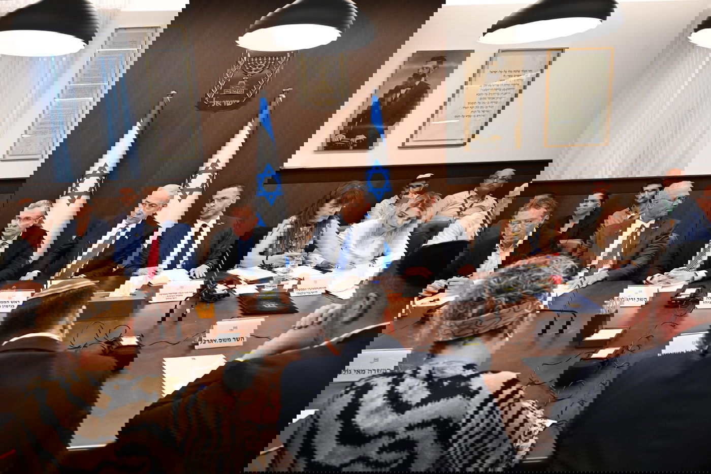 נתניהו עם חברי הוועדה היום 