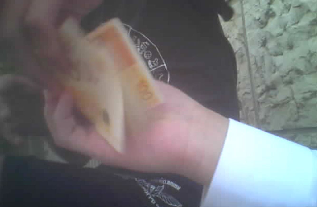 העברת הכסף לידי החשוד זמן קצר לפני מעצרו