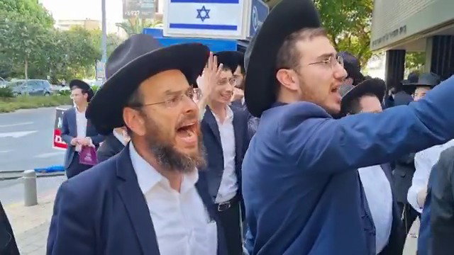 הפגנה מול בית החייל