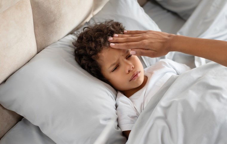 אמא בודקת חום לילד