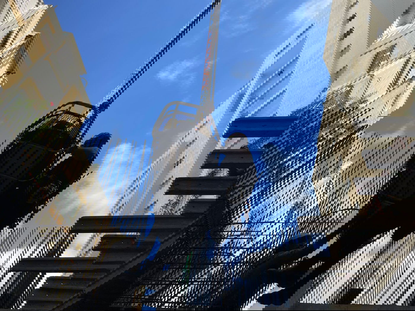 פועל בניין נפל מגובה באתר בנייה וחולץ עם העגורן | צפו