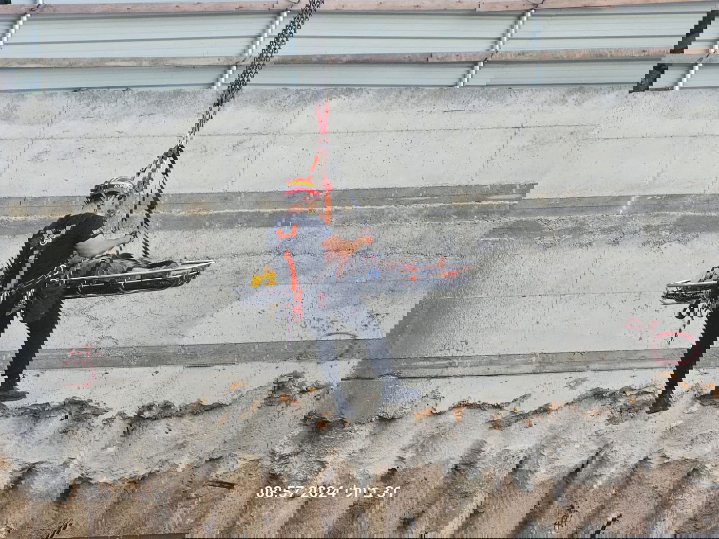 פועל בניין נפל מגובה באתר בנייה וחולץ עם העגורן | צפו