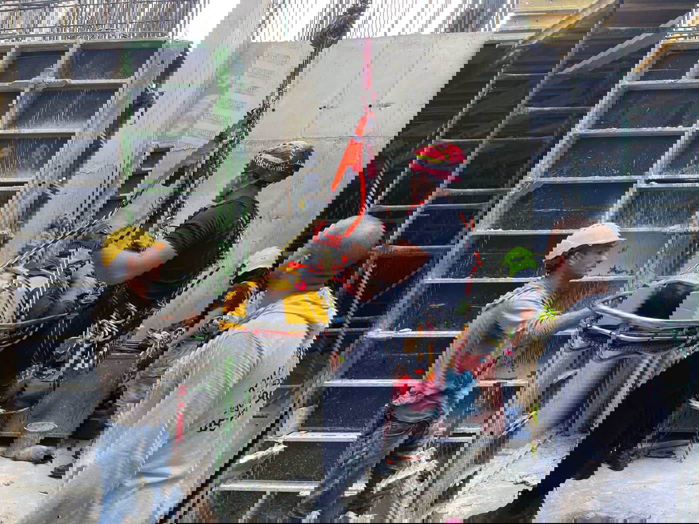 פועל בניין נפל מגובה באתר בנייה וחולץ עם העגורן | צפו