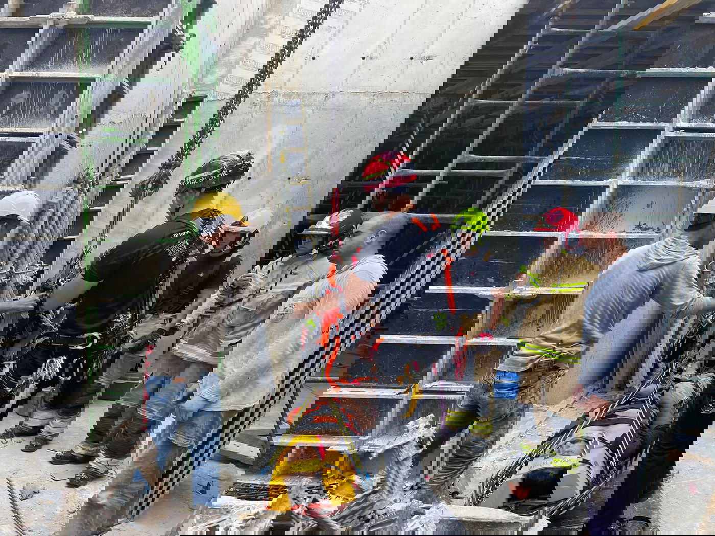 פועל בניין נפל מגובה באתר בנייה וחולץ עם העגורן | צפו