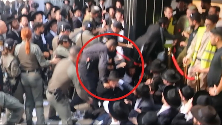 משיכת זקן בהפגנה מול בית החייל בתל אביב