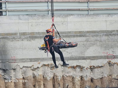 פועל בניין נפל מגובה באתר בנייה וחולץ עם העגורן | צפו