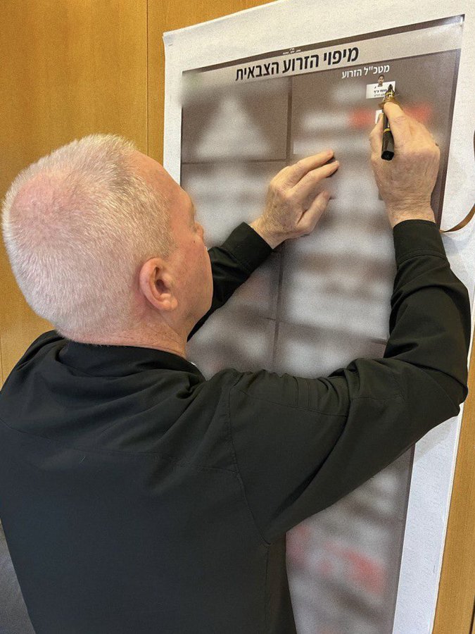 גלנט מסמן X על תמונת מוחמד דף