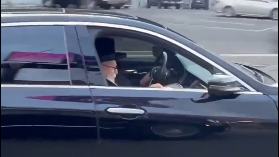בליווי משטרתי - האדמו"ר מסקווירא בדרכו למעונו 