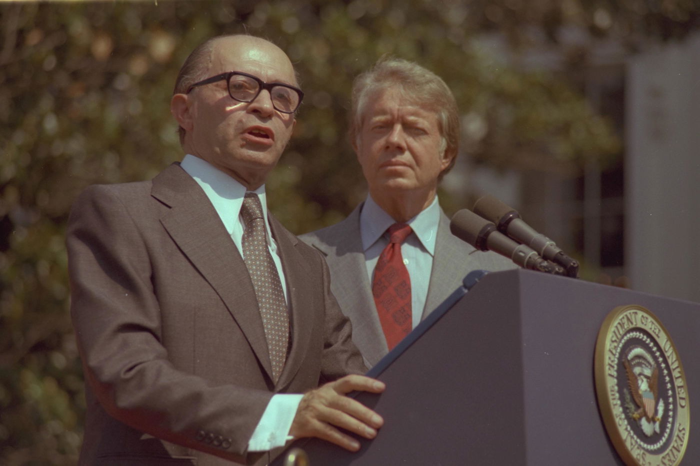 מנחם בגין נושא דברים בטקס ממלכתי בבית הלבן, מימין, נשיא ארה"ב ג'ימי קארטר