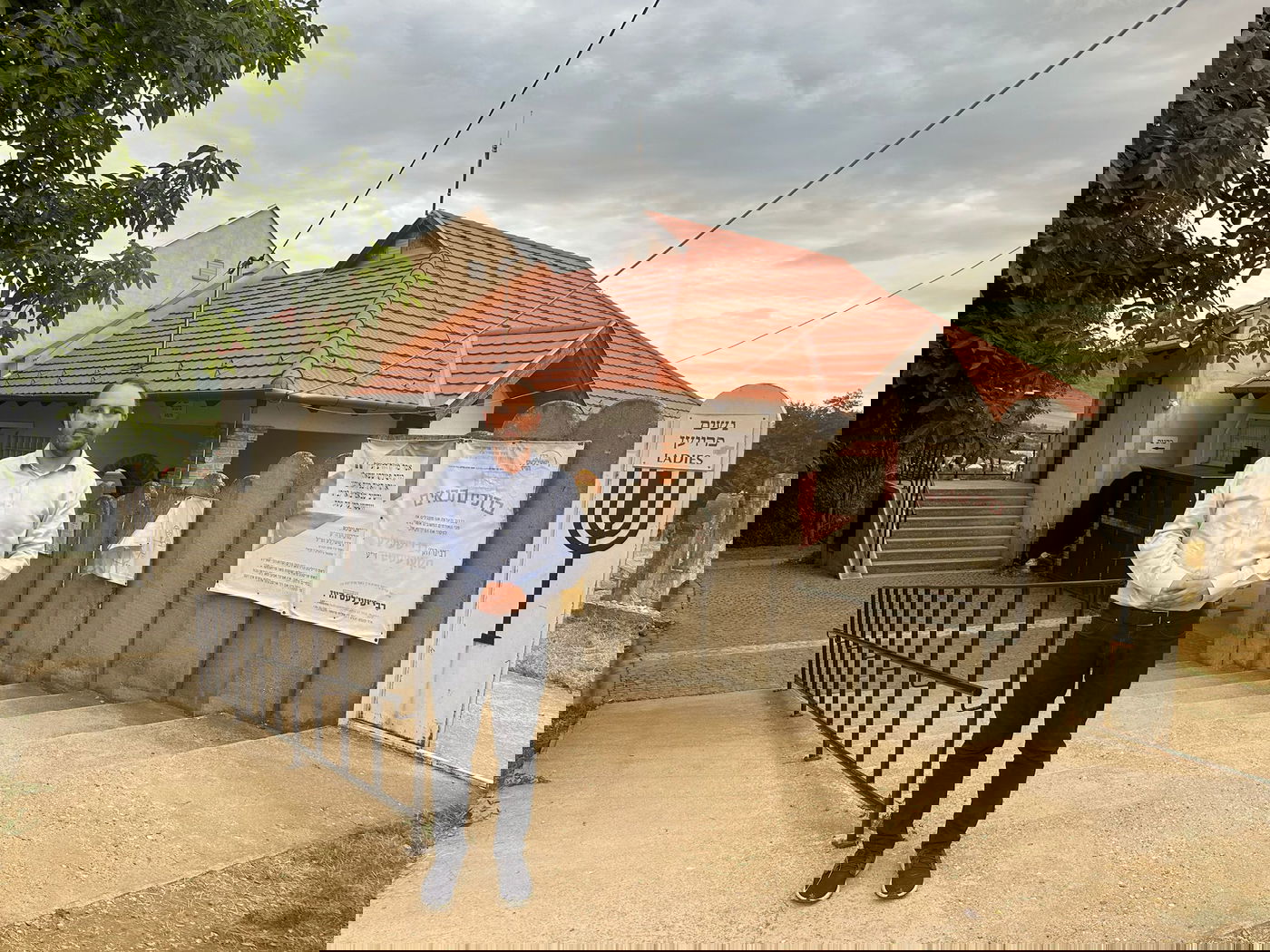 הקוויטעל התקבל - חבר הפרלמנט הבלגי בא להודות בציון