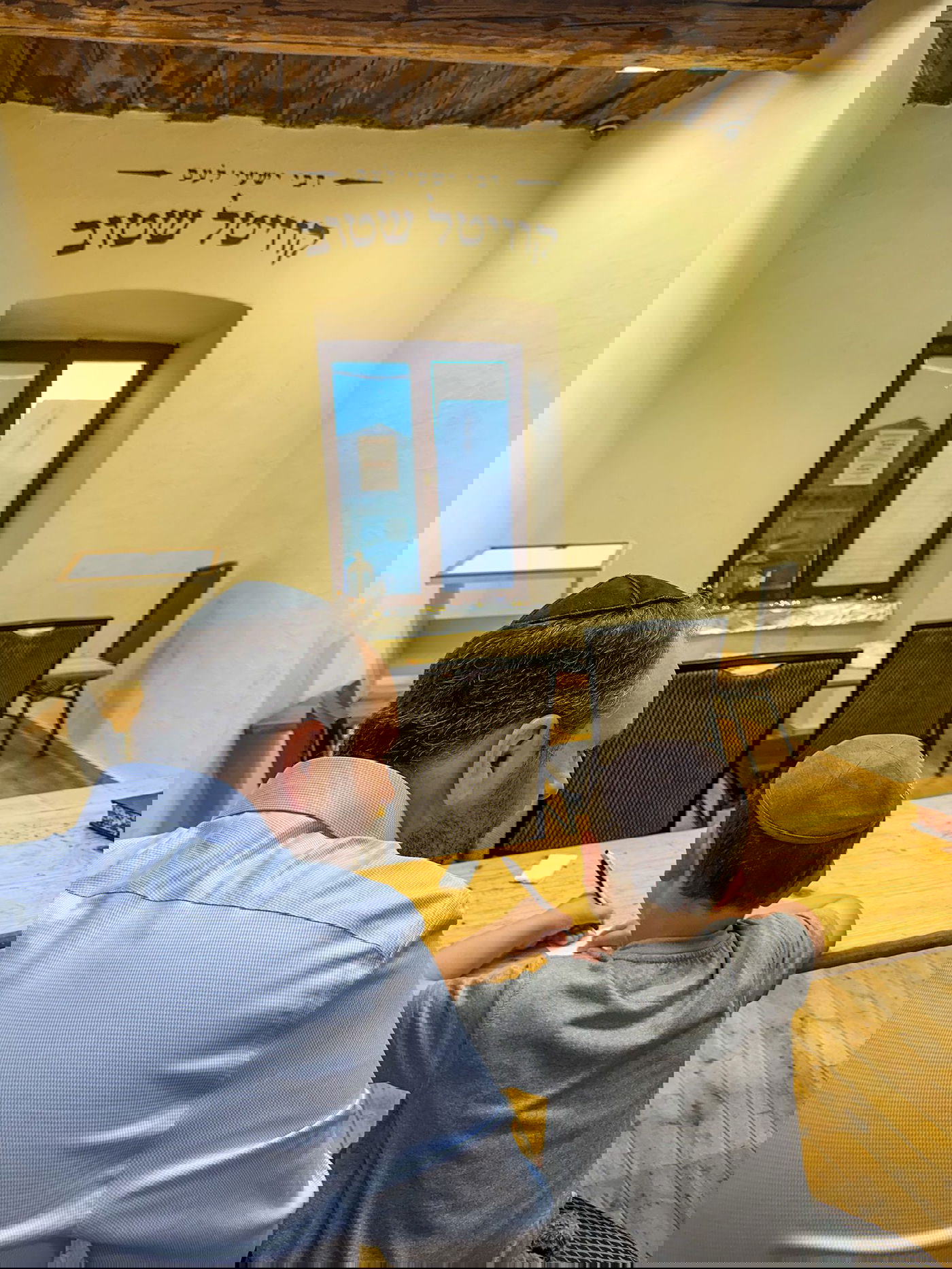 הקוויטעל התקבל - חבר הפרלמנט הבלגי בא להודות בציון