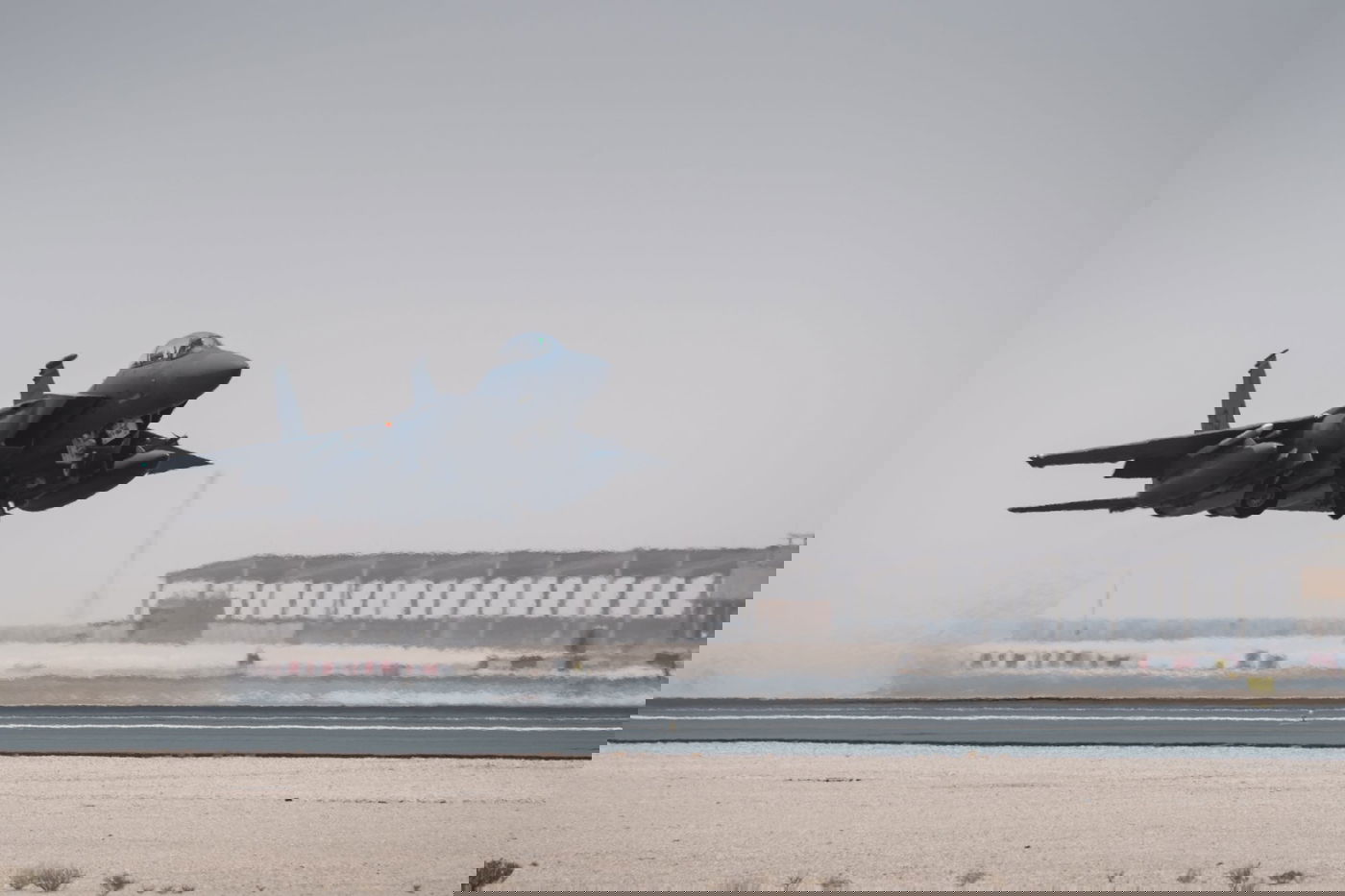 טייסת F-22, ספינות מלחמה ומשחתות | הכוחות האמריקנים שבדרך - לקראת המתקפה