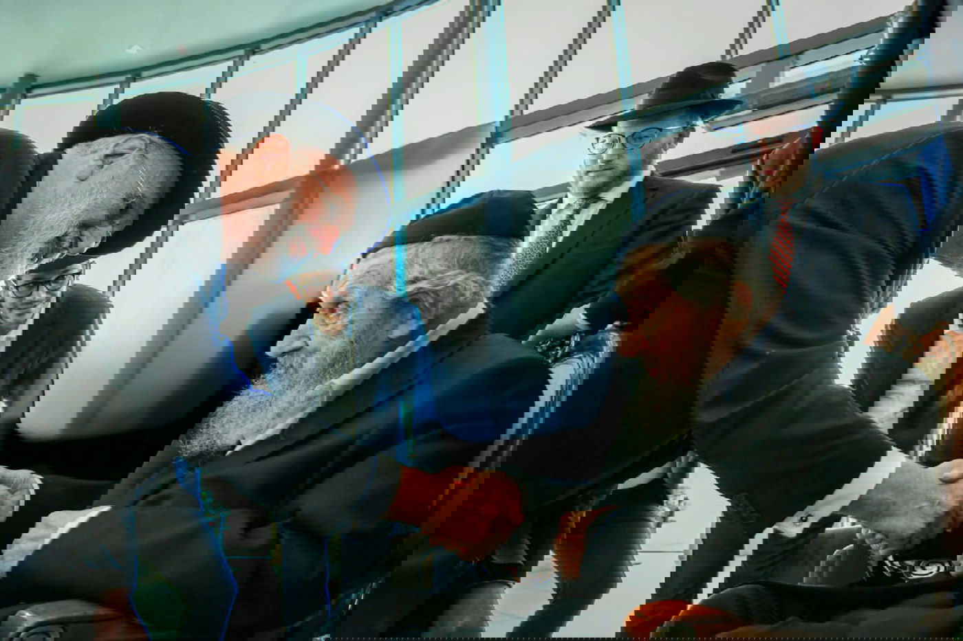 בשדה התעופה נפרד משימן גליק