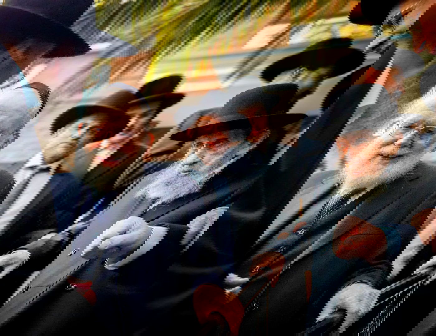 בעל האכסניה מלווה את הגר"ד בדרכו לשדה התעופה