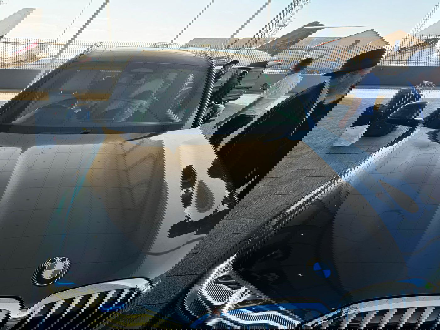 מגיע לשדה התעופה בלונדון לפני העליה למטוס בדרכו חזרה לארץ