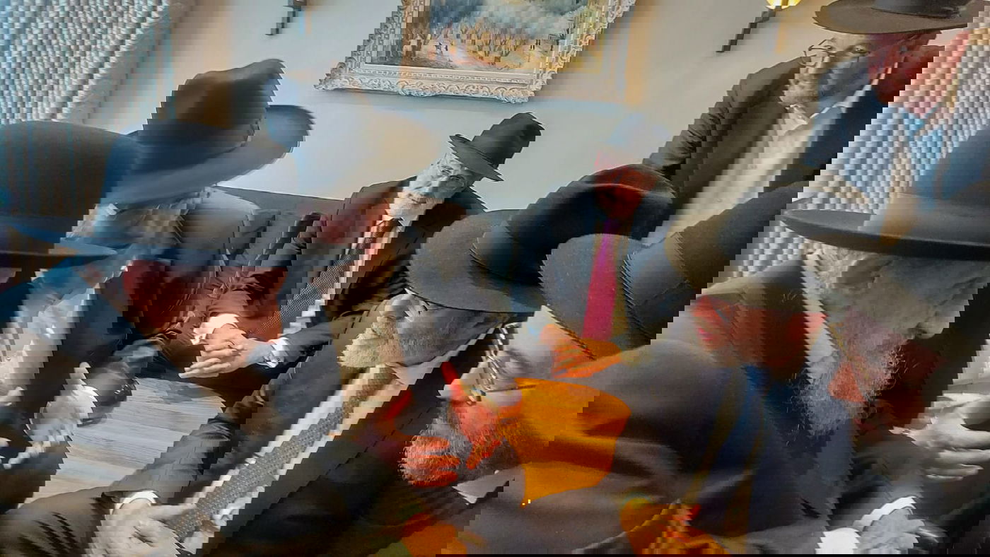 טרם ההמראה לארץ נכנסו חברי וועד קרן עולם התורה הנגידים; שמעון גליק, יצחק רקובסקי ולייבי לויסון וראובן וולף, להתייעצות ממושכת