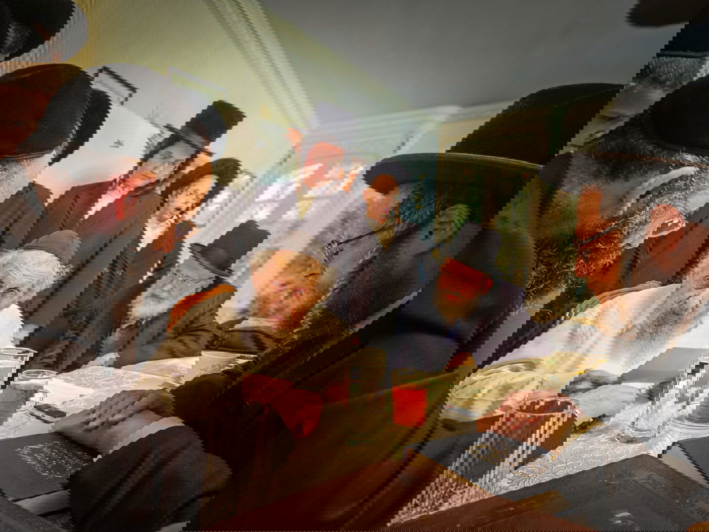 חשובי רבני לונדון מדברים בלימוד יחד עם בעל הבית בן ציון פרישוועסר