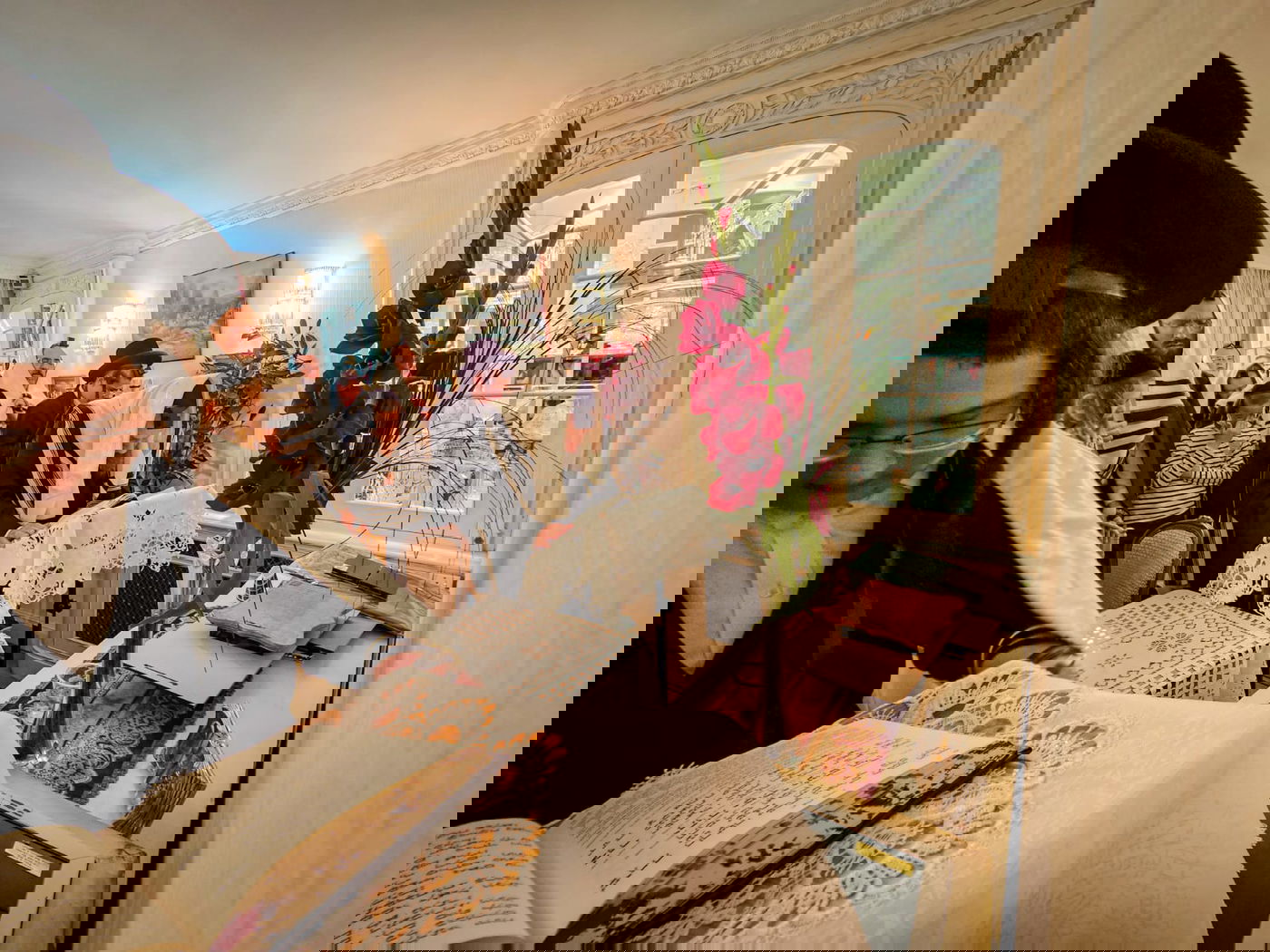 תפילת שחרית באכסניה של הנגיד בן ציון פרישוועסר