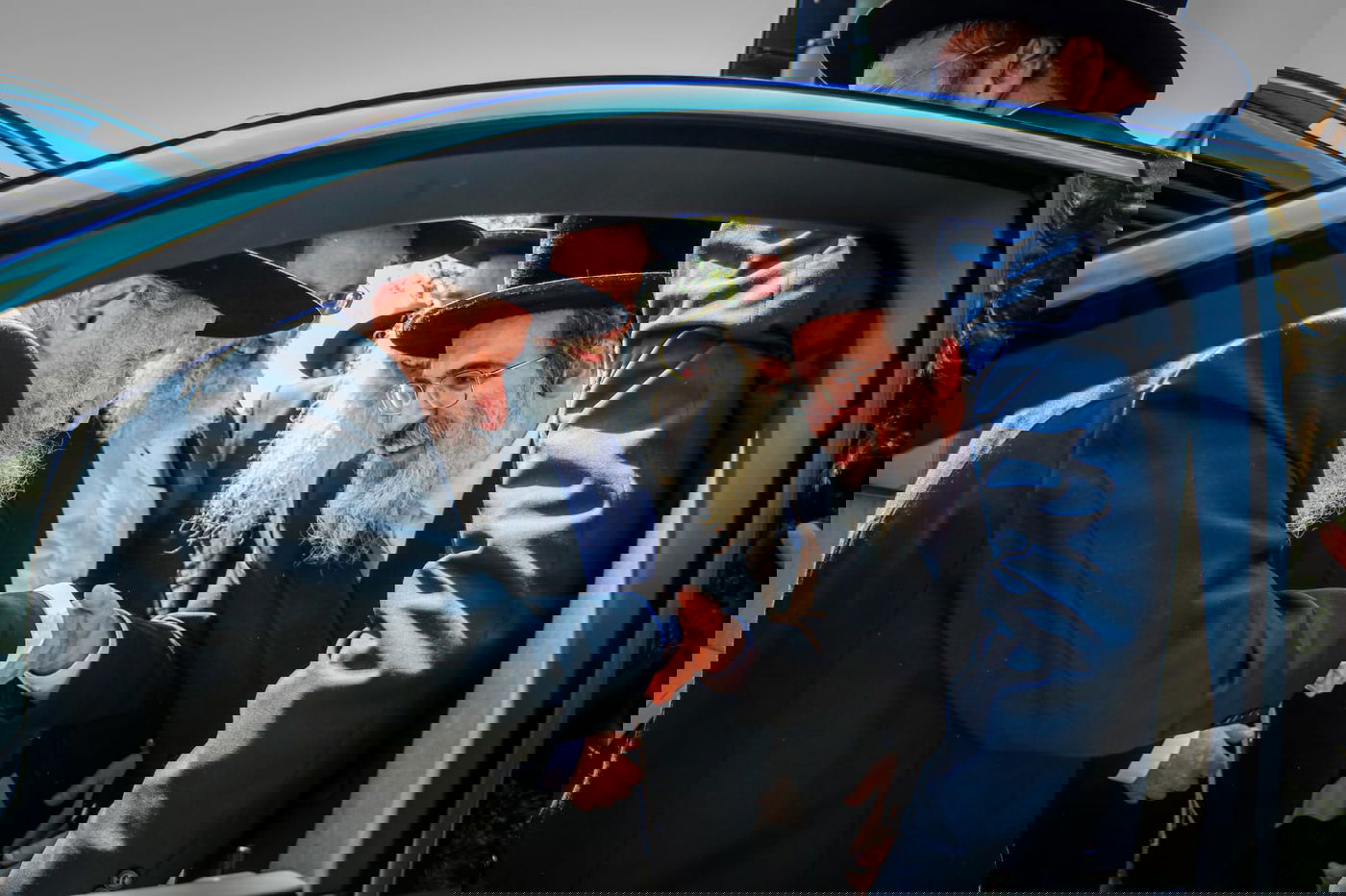 רבני לונדון מקבלים את פני הגר"ד בשדה התעופה באנגליה