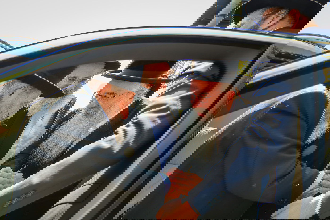 רבני לונדון מקבלים את פני הגר"ד בשדה התעופה באנגליה