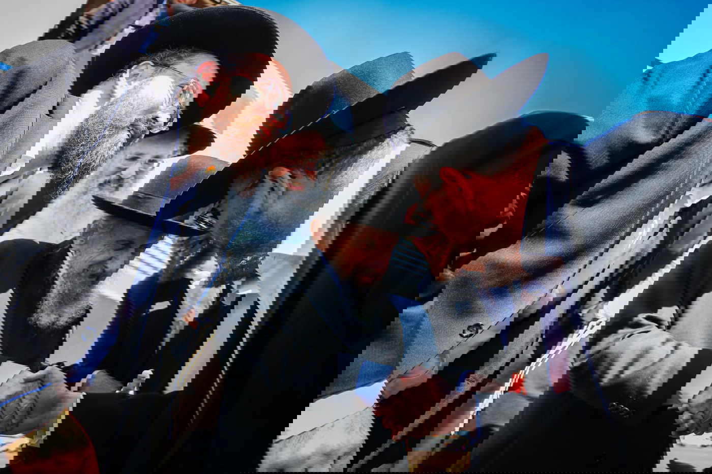 הנגיד ליבי לויסון מקבל את פניו בשדה התעופה