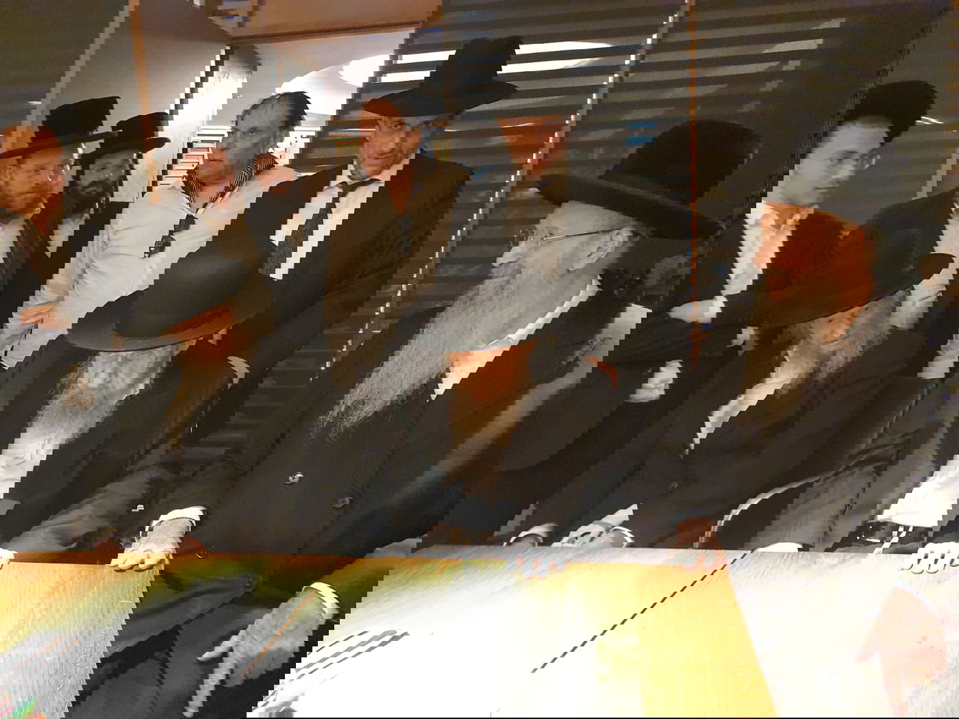 בשדה התעופה יחד עם המשגיח הגר"ד סגל והגר"י הלל