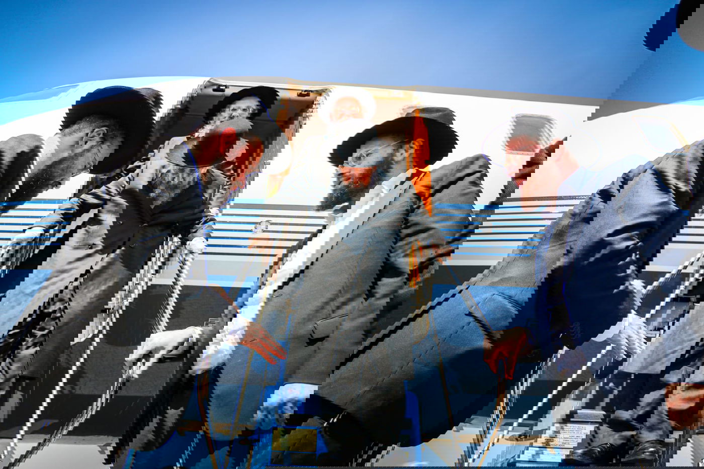 בירידה מהמטוס בשדה התעופה לוטון - אנגליה